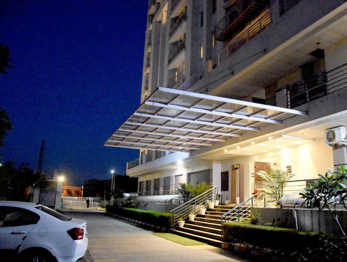 Starlit Suites Нимрана Экстерьер фото